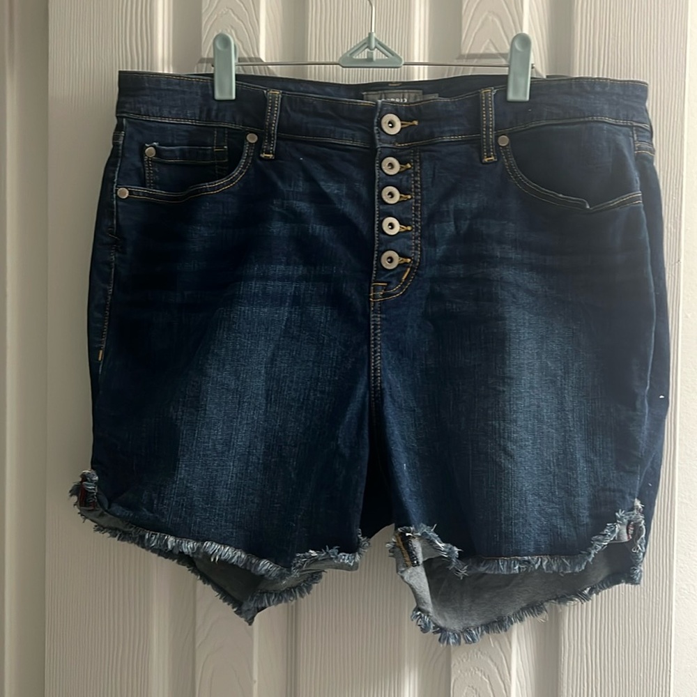 Size 18 Torrid 5 button fly dark jean shorts